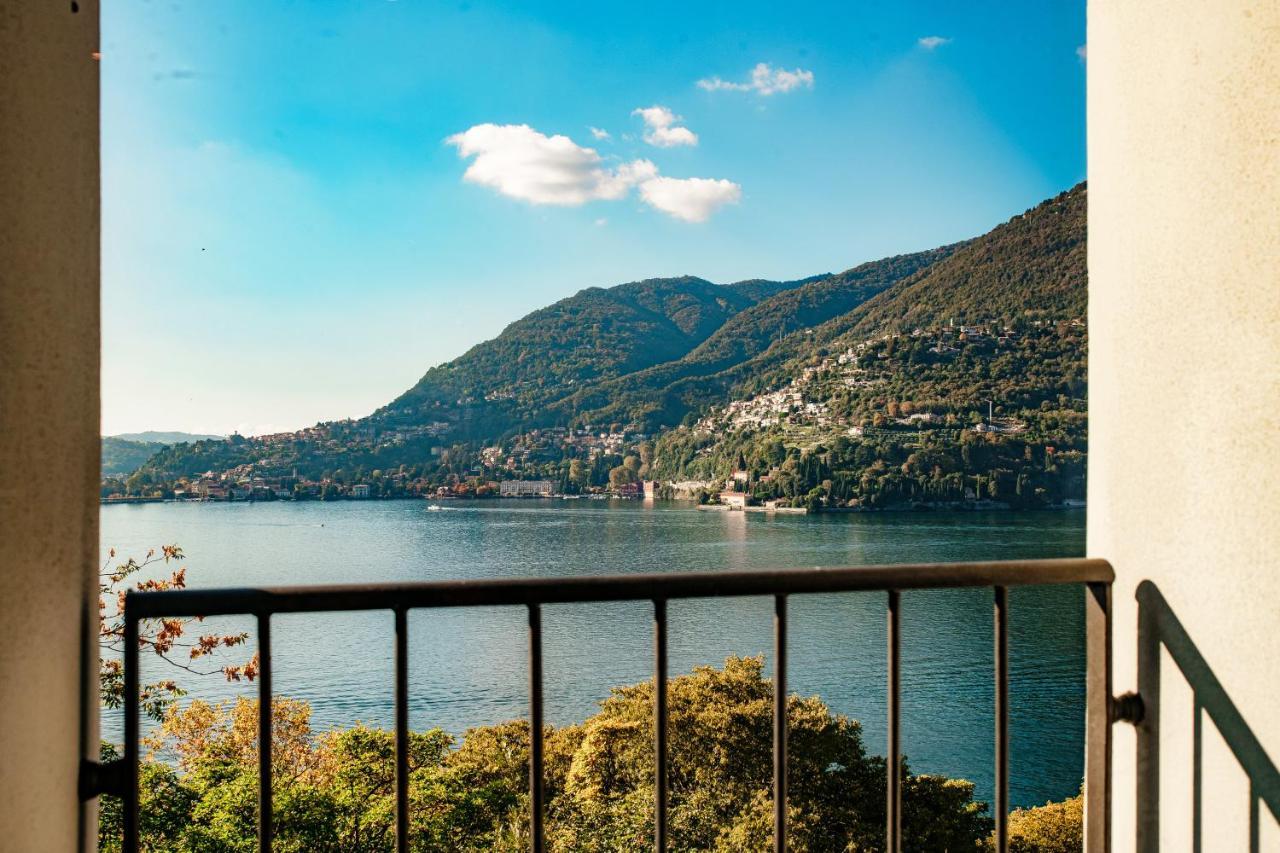 An Armchair On The Lake Blevio Luaran gambar