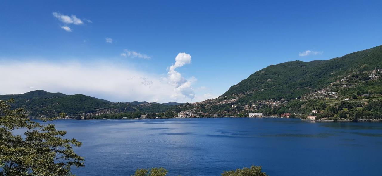 An Armchair On The Lake Blevio Luaran gambar